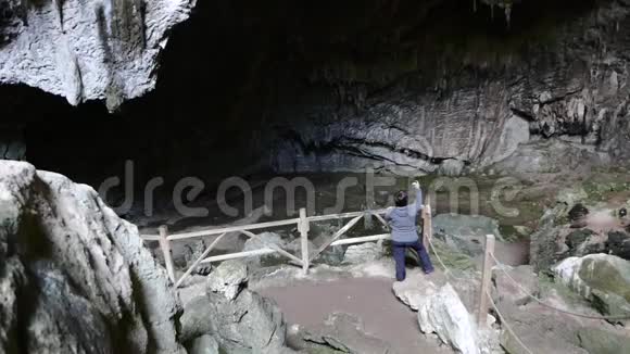 女人拍摄土耳其马尔马里斯洞穴中的斯皮厄姆视频的预览图