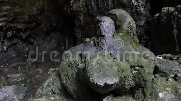 探险家探索地下洞穴视频的预览图