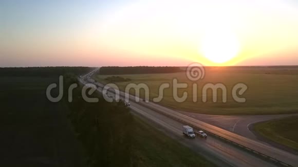 日落时汽车沿着乡村土地行驶视频的预览图