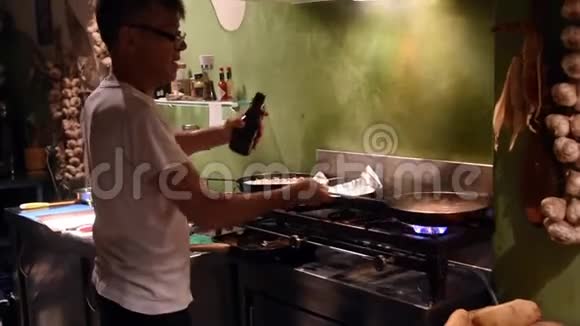 男的正在用平底锅做饭视频的预览图
