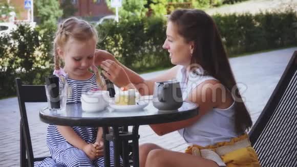 快乐的妈妈和女儿一起吃早餐视频的预览图