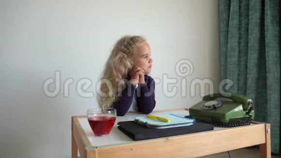 儿童秘书假装办公室工作人员小女孩喝茶万向节运动视频的预览图