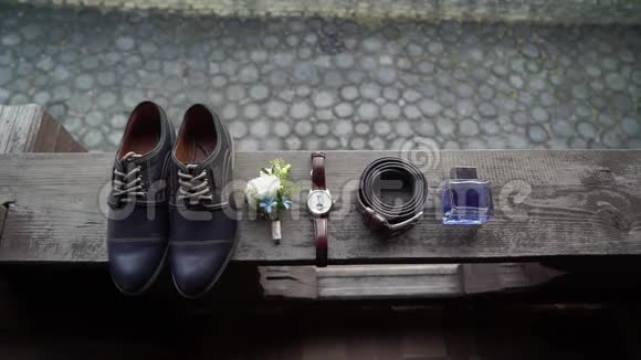 男人配件鞋子布托尼埃手表皮带和羊皮纸为婚礼准备的时尚视频的预览图