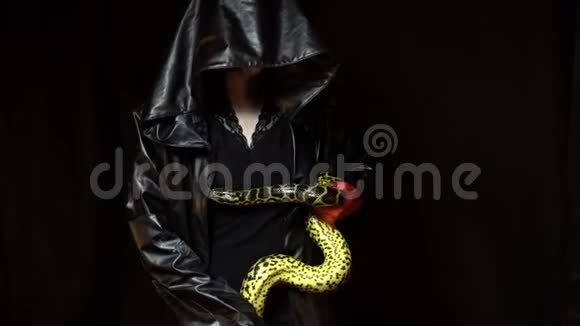 穿着黑外套和蟒蛇的女人视频的预览图