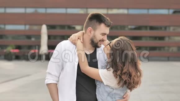 在户外恋爱的年轻夫妇日落时拥抱的年轻女人和男人的肖像视频的预览图