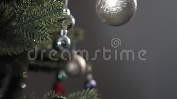 女士在人造圣诞树上挂木饰视频的预览图
