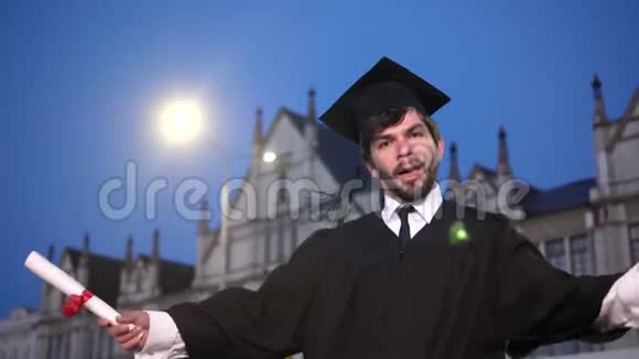 年轻的男大学毕业生跳舞视频的预览图
