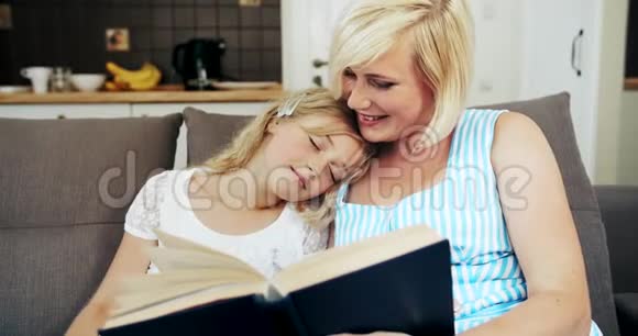 妈妈看书给困倦的女儿视频的预览图