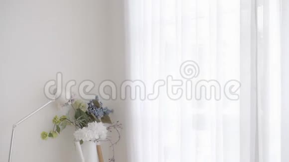 美丽的年轻亚洲女人醒来走到窗前拉开窗帘早晨伸展身体视频的预览图