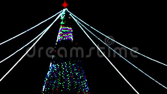 冬天的树在黑色的背景上圣诞节新年概念失焦模糊选择性聚焦视频的预览图
