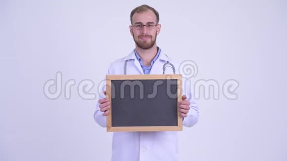 快乐的胡须男医生拿着黑板说话视频的预览图
