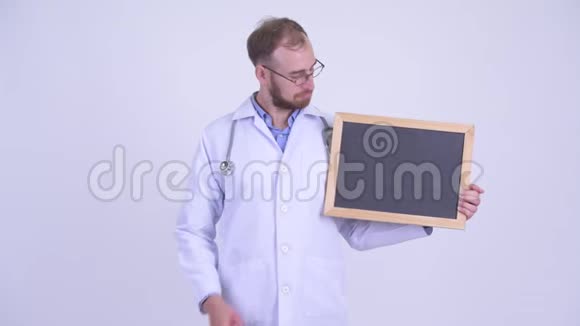 快乐胡子男医生拿着黑板竖起大拇指视频的预览图