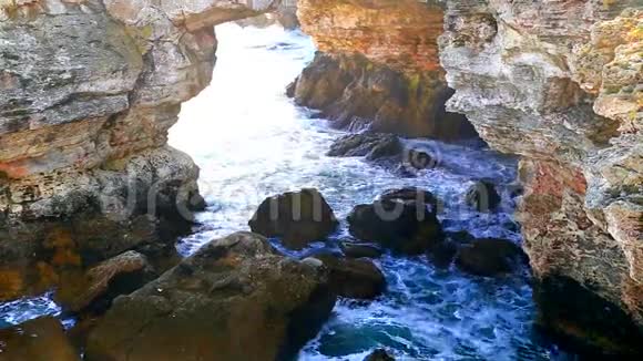 美丽的海景和岩石海岸视频的预览图