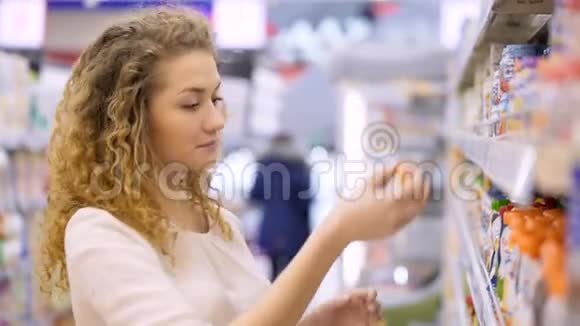 年轻女子在贸易中心购物视频的预览图