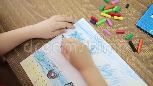孩子用黑色粉笔画画在白纸上画一只黑鸟视频的预览图