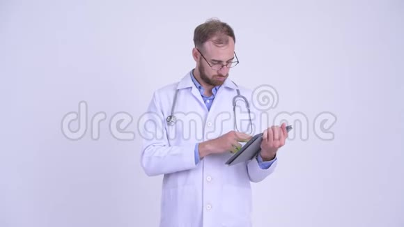 满脸胡须的男医生给我看数码平板电脑竖起大拇指视频的预览图