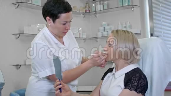 做女性面部矫正线的美容师视频的预览图