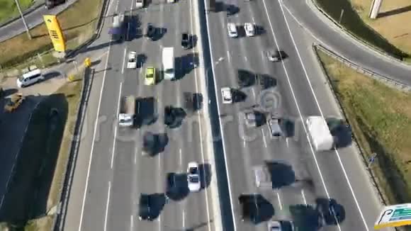 从空中观看与环形道路和城市出口交叉口的立交桥上的汽车运动视频的预览图