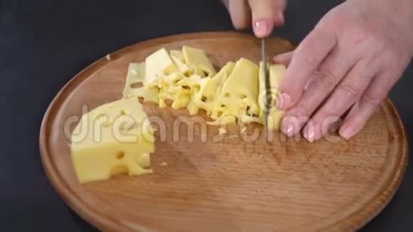 厨师用洞切奶酪视频的预览图