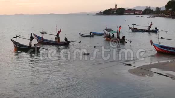 大佛寺周围是平静的海水和古老的穆斯林钓鱼长尾船在萨穆伊天堂热带海滨视频的预览图