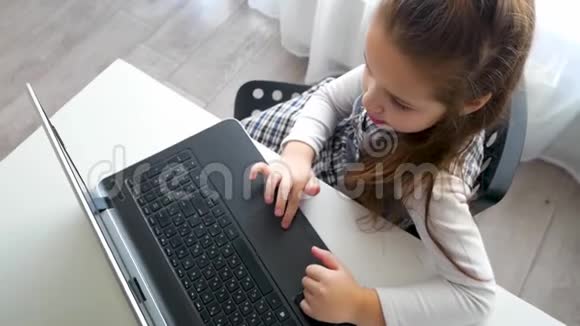 女生用笔记本电脑打字视频的预览图