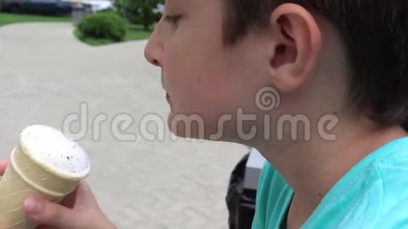 一个十几岁的男孩夏天在户外吃冰淇淋的画像视频的预览图