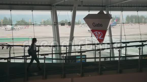 机场12号门视频的预览图