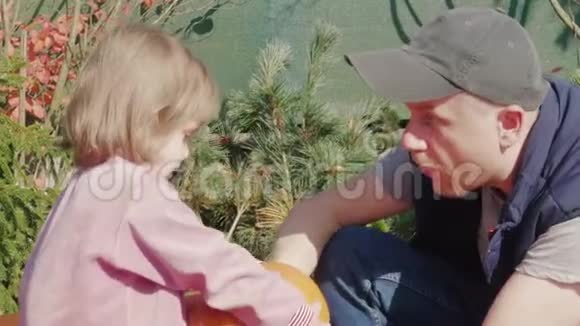 爸爸和女儿选择南瓜拥抱蔬菜视频的预览图