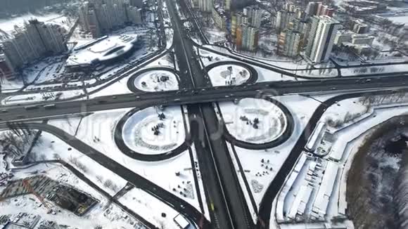 冬季城市空中观景公路交汇处全景式城市建筑视频的预览图