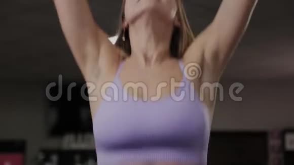 有一个漂亮身材的运动女性在训练前在水平杆上伸展视频的预览图