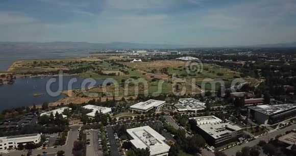 鸟瞰海岸线湖谷歌校园圆形剧场公园山景背景盘左视频的预览图