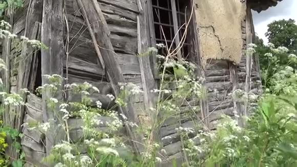 一座废弃的旧房子一堵破墙和一扇窗户视频的预览图