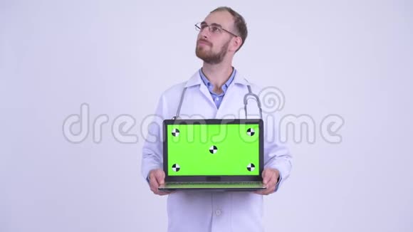 一个满脸胡子的医生在看手提电脑视频的预览图