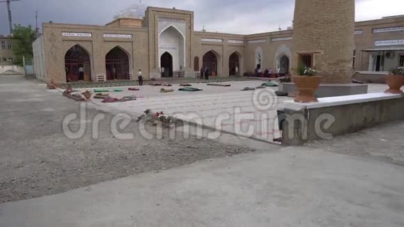 伊斯法拉阿卜杜勒洛汗清真寺视频的预览图