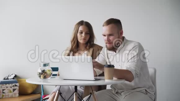 很有魅力的一对夫妇用笔记本电脑在家里聊天视频的预览图