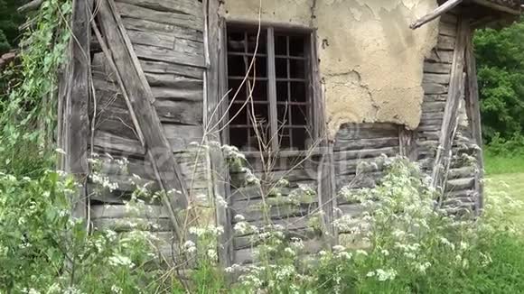 一座废弃的旧房子一堵破墙和一扇窗户视频的预览图
