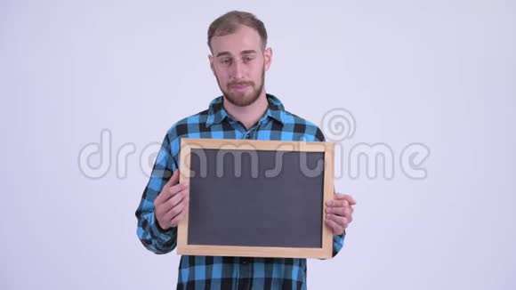 快乐的留胡子的嬉皮士一边拿着黑板一边说话视频的预览图