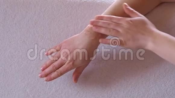 一个女人的特写她的手在她的手腕上测试冷却凝胶在他手腕上涂止痛霜按摩视频的预览图