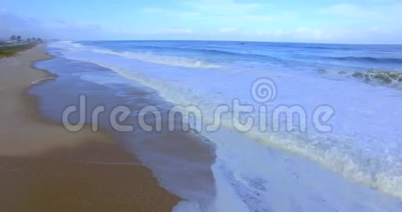 海浪相机在波浪上的运动视频的预览图