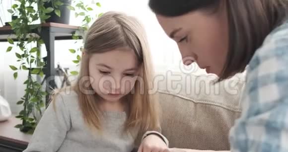妈妈和女儿在家里用计算器视频的预览图