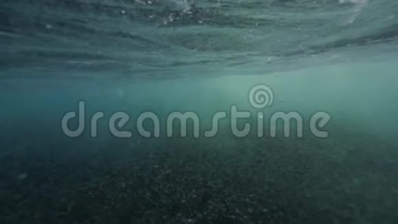 在海浪下看着巨大的泡沫和气泡视频的预览图