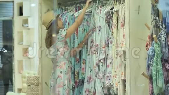 选择和尝试夏季服装的女主持人视频的预览图