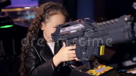 一个留着长长卷发的小女孩在现代儿童房间里玩电子游戏视频的预览图