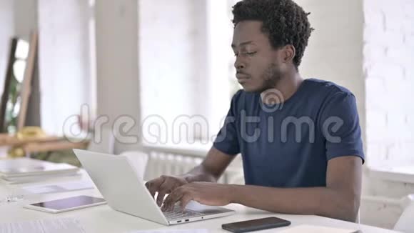 生病的非洲年轻设计师在办公室咳嗽视频的预览图
