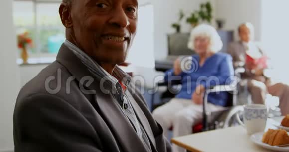 非裔美国老人在疗养院微笑的侧视4k视频的预览图