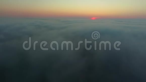 从云层上下来早晨的太阳雾和大海视频的预览图