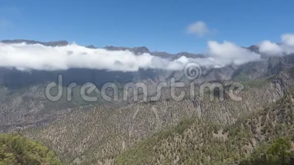 在拉坎布雷西塔的角度移动云层视频的预览图