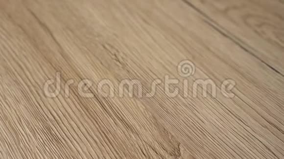 特写木地板新安装地板是由天然橡木硬木和砂并完成与天然透明f视频的预览图