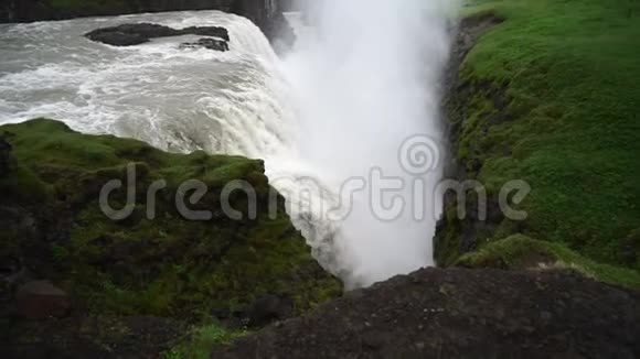 阴天有古尔福斯瀑布冰岛慢动作视频的预览图