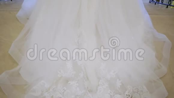 穿白色婚纱的年轻新娘走下楼梯视频的预览图